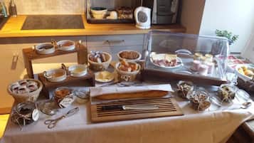 Desayuno buffet diario (EUR 12 por persona)