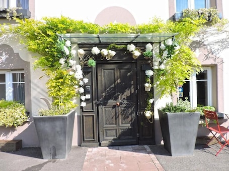 Exterior detail. Les Chambres de Louise