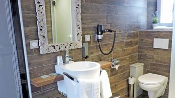 Chambre Triple, vue cour intérieure (LISA) | Salle de bain