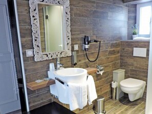 Triple Room, Courtyard View (LISA) | Bathroom - Les Chambres de Louise (Habsheim)