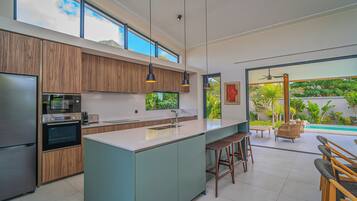 Geladeira grande, micro-ondas, fogão, cooktop