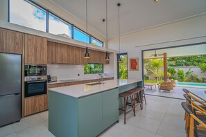 Geladeira grande, micro-ondas, fogão, cooktop