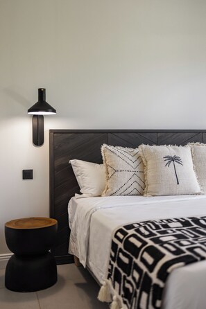 Caja de seguridad en la habitación y espacio para trabajar con laptop 