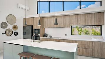 Geladeira grande, micro-ondas, fogão, cooktop