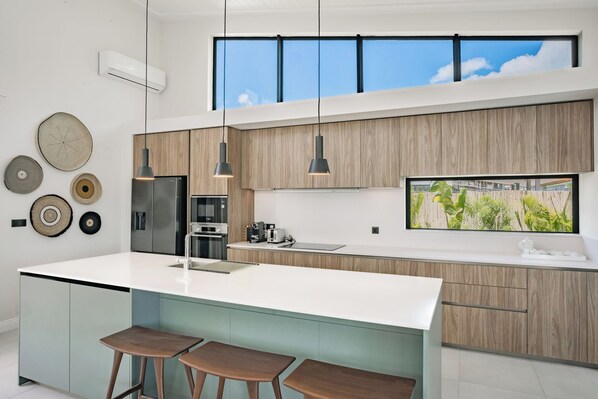 Geladeira grande, micro-ondas, fogão, cooktop