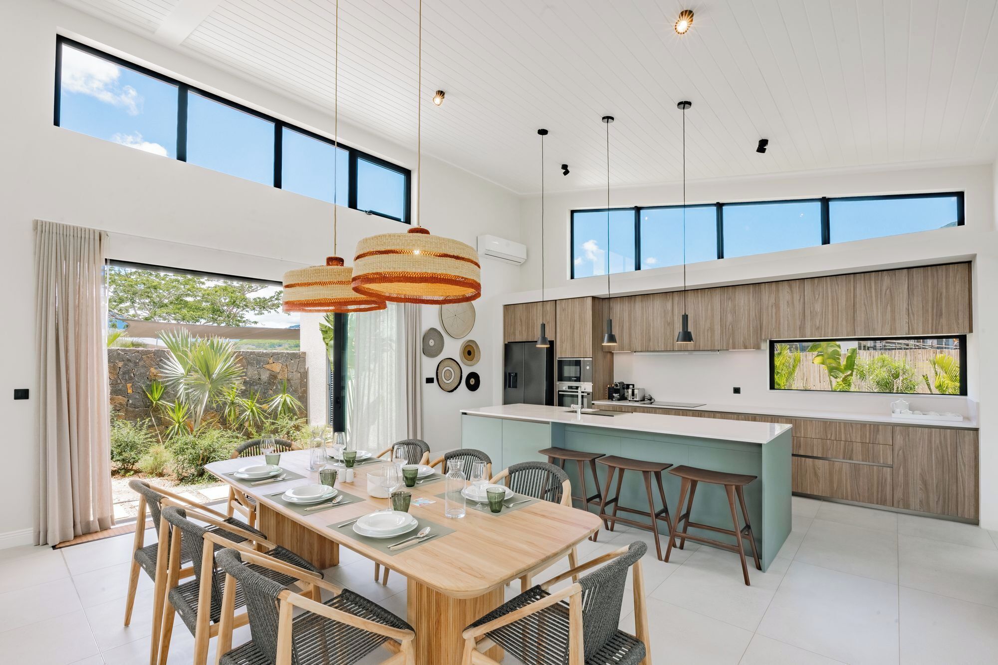 Full-sized fridge, microwave, oven, stovetop