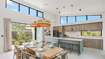 Geladeira grande, micro-ondas, fogão, cooktop