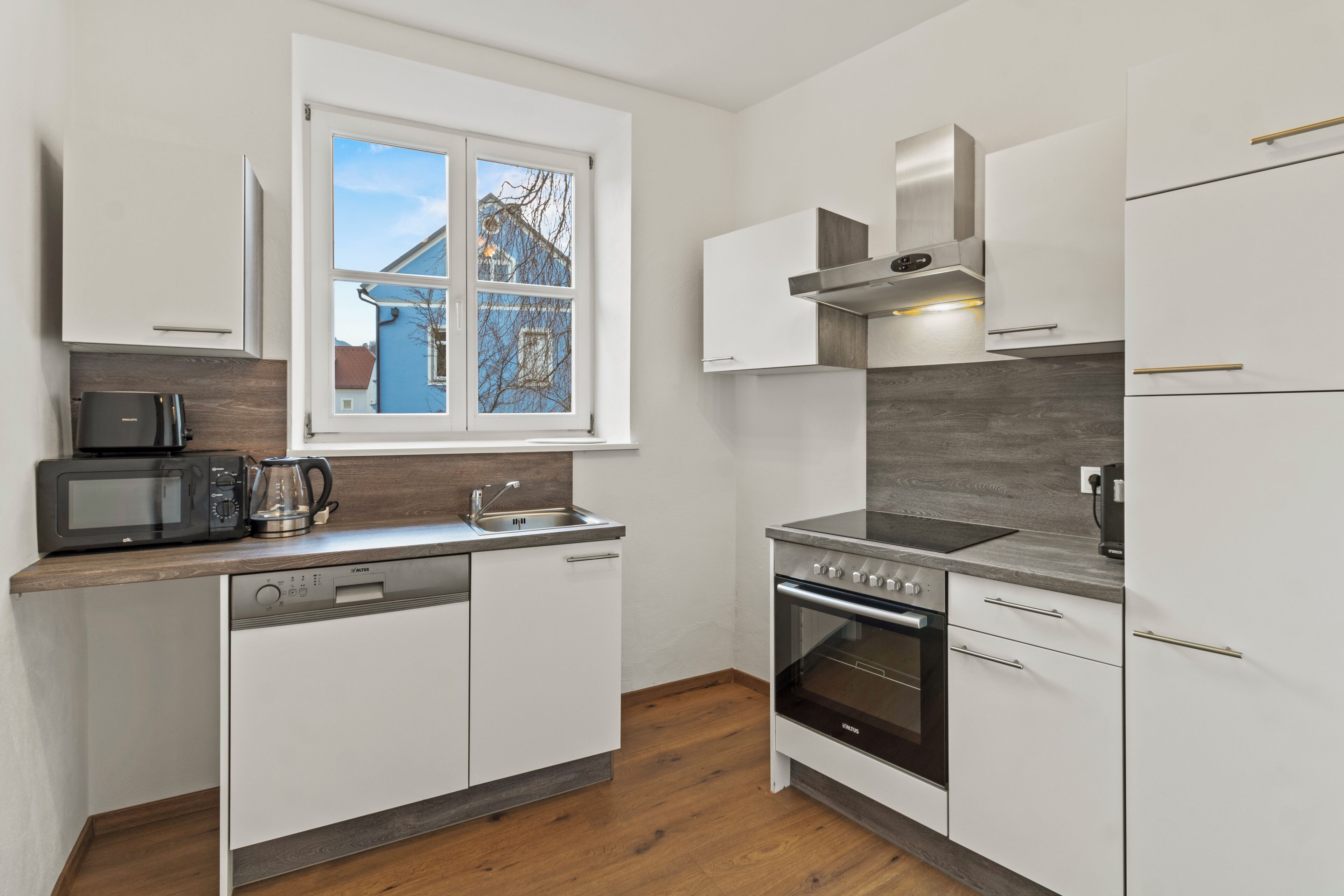 Comfort Apartment | Private kitchen | Electric kettle, toaster