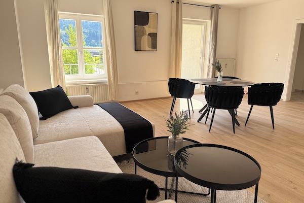 Departamento Confort, balcón | Área de sala de estar | Televisión de pantalla plana