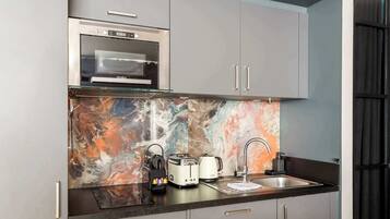 Køleskab, mikrobølgeovn, kogeplade, opvaskemaskine