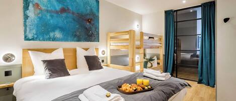 3 habitaciones, tabla de planchar con plancha, wifi y ropa de cama