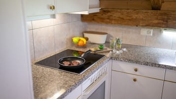 Kühlschrank, Ofen, Geschirrspüler, Wasserkocher mit Kaffee-/Teezubehör