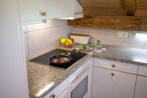 Kühlschrank, Ofen, Geschirrspüler, Wasserkocher mit Kaffee-/Teezubehör