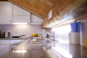 Frigorífic, forn, rentaplats i cafetera i tetera