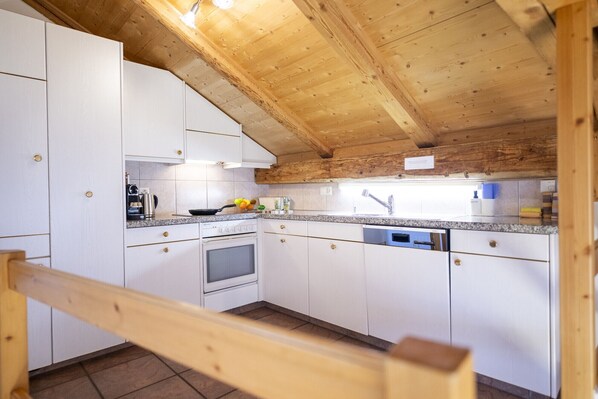 Kühlschrank, Ofen, Geschirrspüler, Wasserkocher mit Kaffee-/Teezubehör
