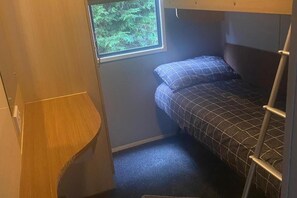 3 habitaciones, tabla de planchar con plancha y ropa de cama 