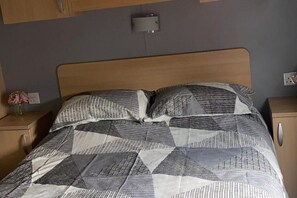 3 bedrooms, iron/ironing board, bed sheets - Southview Park- Family Caravan- Sleeps 6- Parking (Skegness)