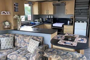 冷蔵庫、電子レンジ、オーブン、コンロ
