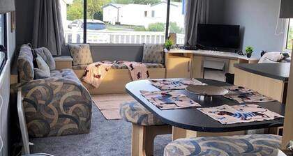 Southview Park- Family Caravan- Sleeps 6- Parking