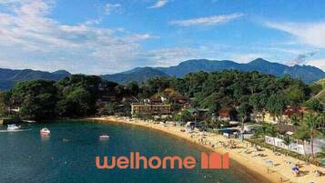 Una spiaggia nelle vicinanze