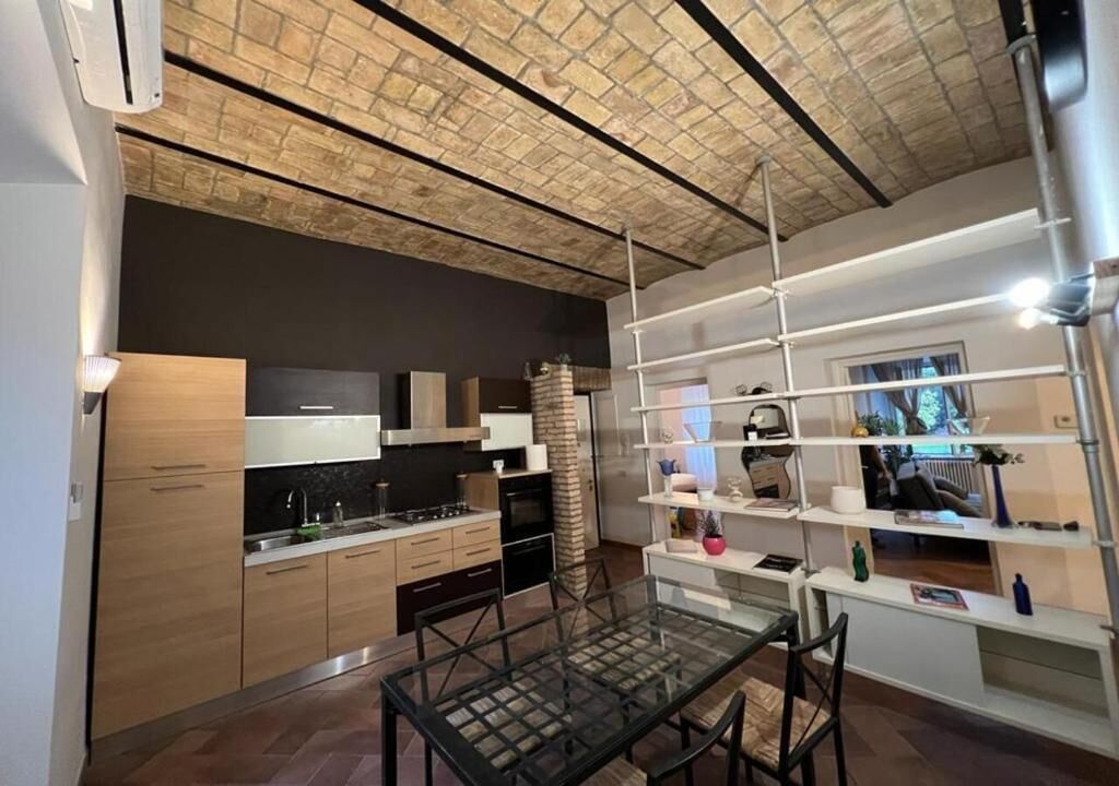 Apartamento, vistas a la ciudad | Zona de estar | Televisión LED de 50 pulgadas con canales por cable, Netflix