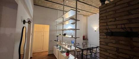 Apartamento, vistas a la ciudad | Zona de estar | Televisión LED de 50 pulgadas con canales por cable, Netflix