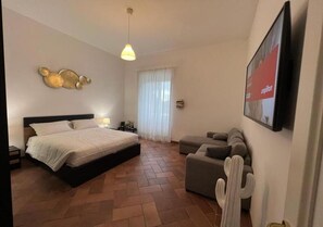 Appartement, uitzicht op de stad | Een kluis op de kamer, een strijkplank/strijkijzer, gratis wifi