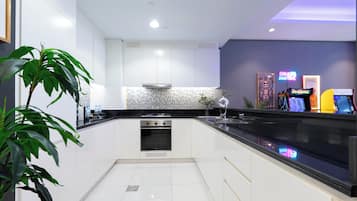 Apartamento luxo, 2 quartos, sacada | Cozinha privada | Geladeira, micro-ondas, fogão, cooktop