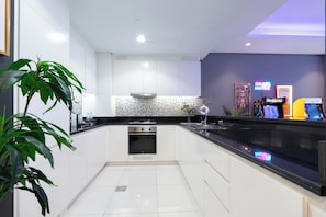 Apartamento luxo, 2 quartos, sacada | Cozinha privada | Geladeira, micro-ondas, fogão, cooktop