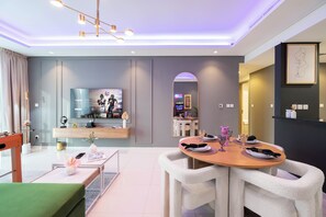 Deluxe-Apartment, 2 Schlafzimmer, Balkon | Wohnbereich