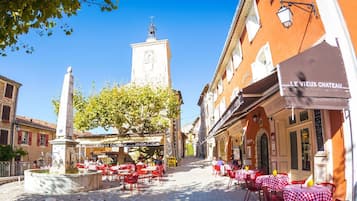 Lunch and dinner served, Regional cuisine