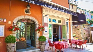 Un hôtel appelé «Le Vieux Château» qui dispose d’un bar et d’un espace restaurant.