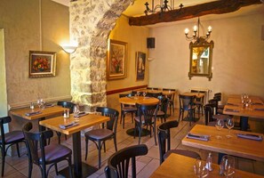 Lunch and dinner served, Regional cuisine - Le Vieux Château (Aiguines)