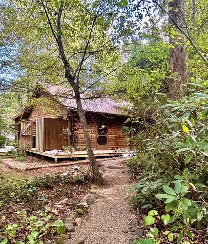 Moonlight Creekside Honeymoon Cabin in Sautee Nacoochee, small pups up to 20 lbs