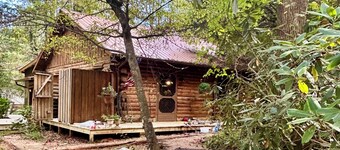 Moonlight Creekside Honeymoon Cabin in Sautee Nacoochee, small pups up to 20 lbs