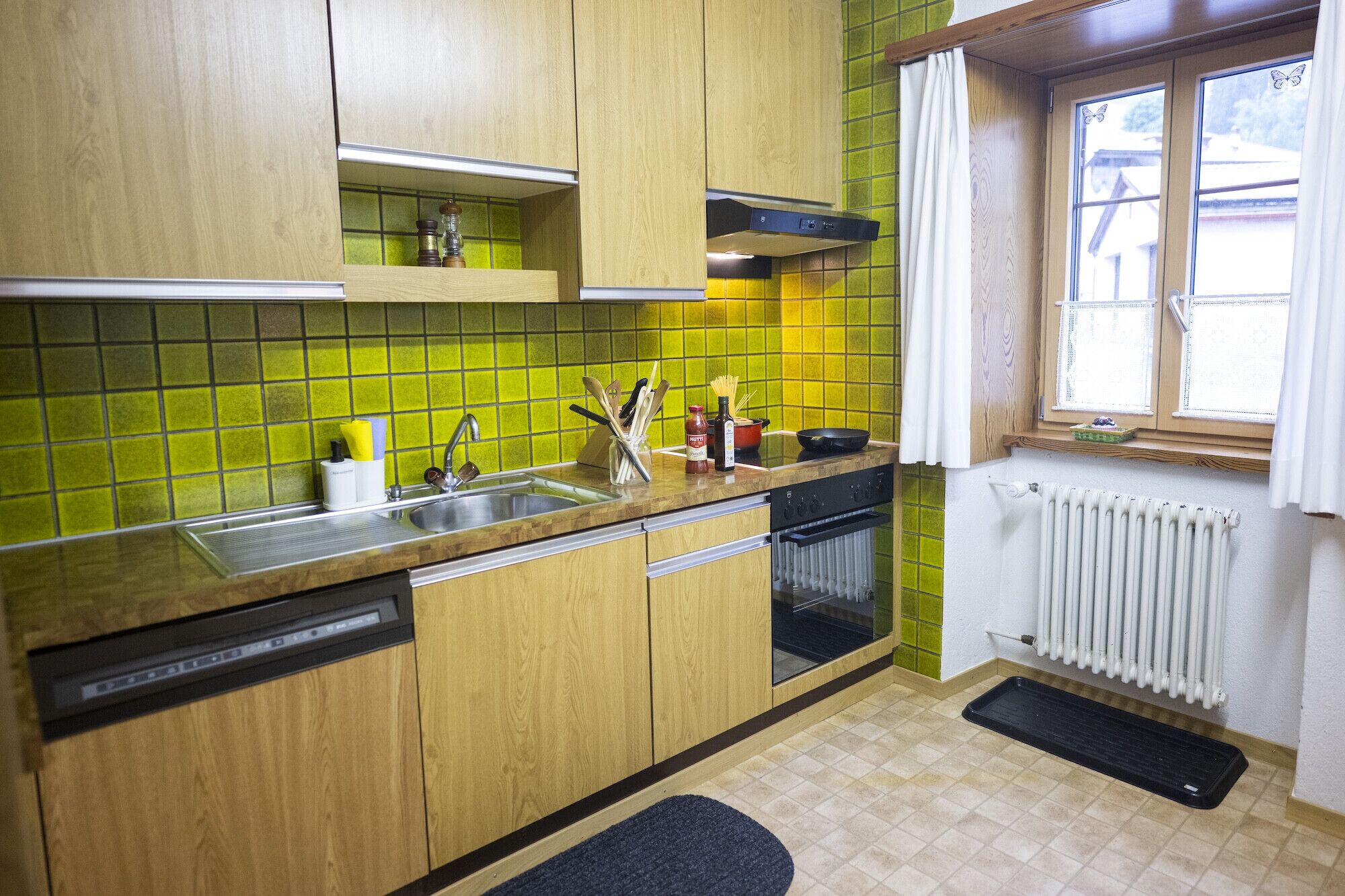 Réfrigérateur, four, lave-vaisselle, cafetière/bouilloire