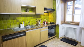 Kühlschrank, Ofen, Geschirrspüler, Wasserkocher mit Kaffee-/Teezubehör