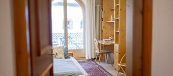 Chasa BĂŒgliet: Holiday flat in the village center of Sent