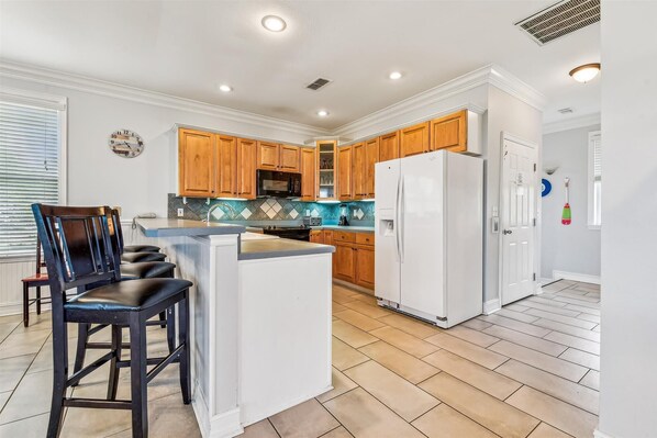 Fridge, microwave, oven, stovetop - Welcome to Shore to Please! (St. George Island)