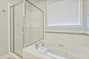 Douche, serviettes fournies, papier toilette