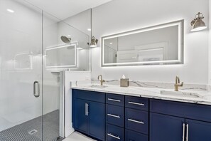 Shower, towels, toilet paper - Welcome to the Perky Pelican! (St. George Island)
