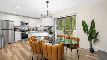 Kylskåp, mikrovågsugn, ugn och spishäll