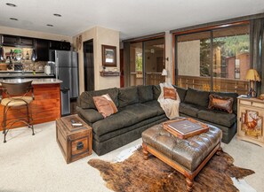 Una televisión, una chimenea