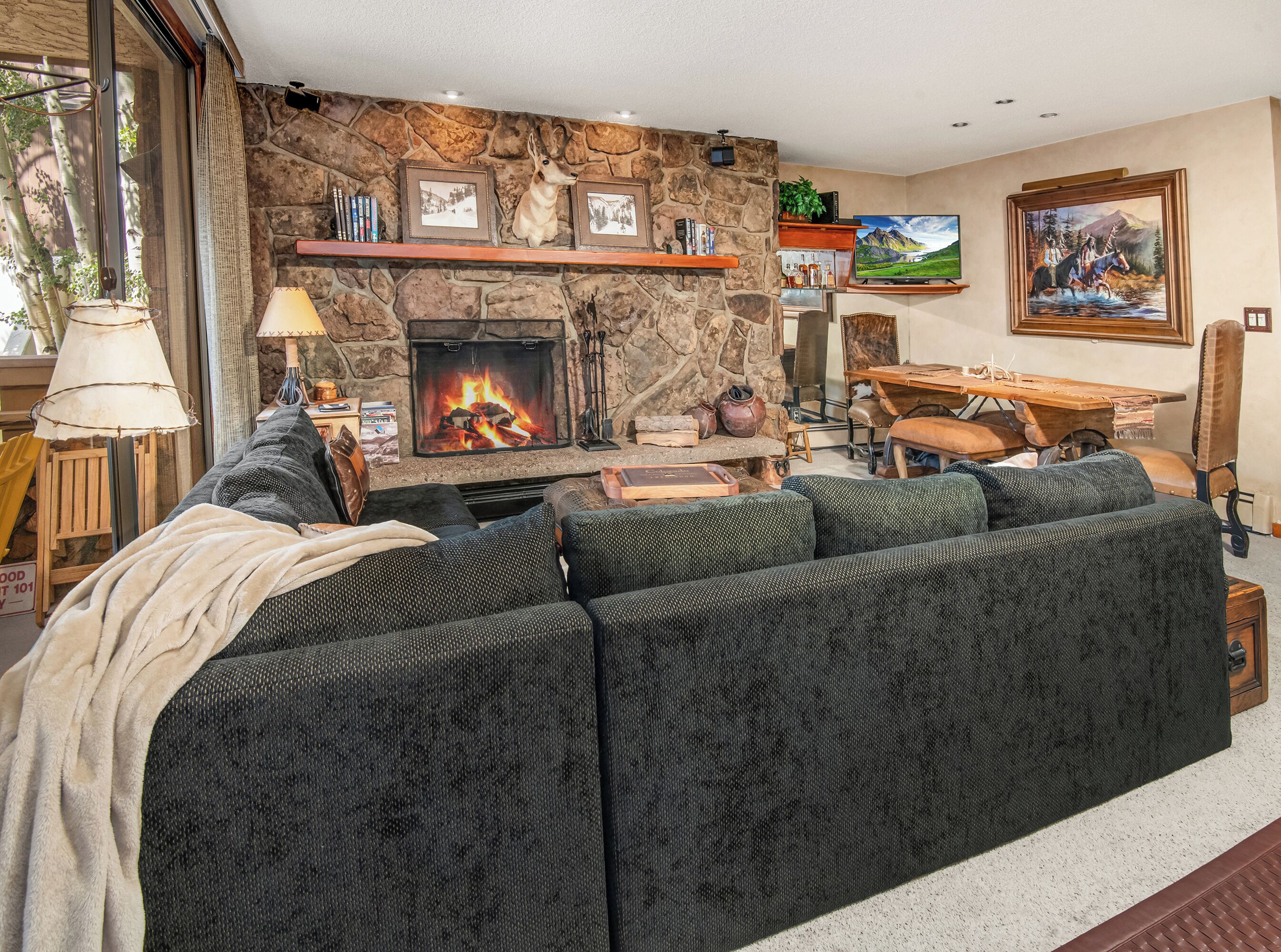 Een televisie en een open haard