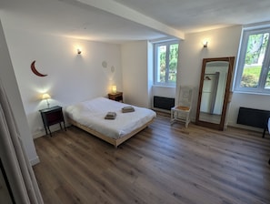 5 bedrooms, iron/ironing board, WiFi, bed sheets