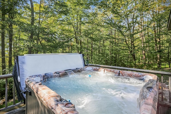 Outdoor spa tub