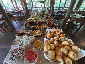 Buffet déjeuner gratuit tous les jours