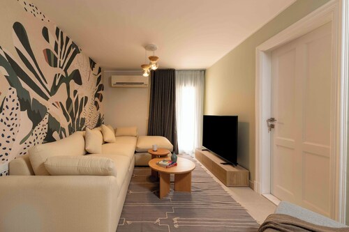 Chill & Swim - 1BR October City