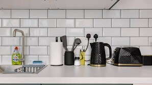 Kaffetrakter/tekoker, kjøleskap, mikrobølgeovn og ovn
