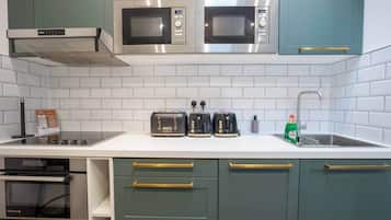 Réfrigérateur, micro-ondes, four, plaque de cuisson